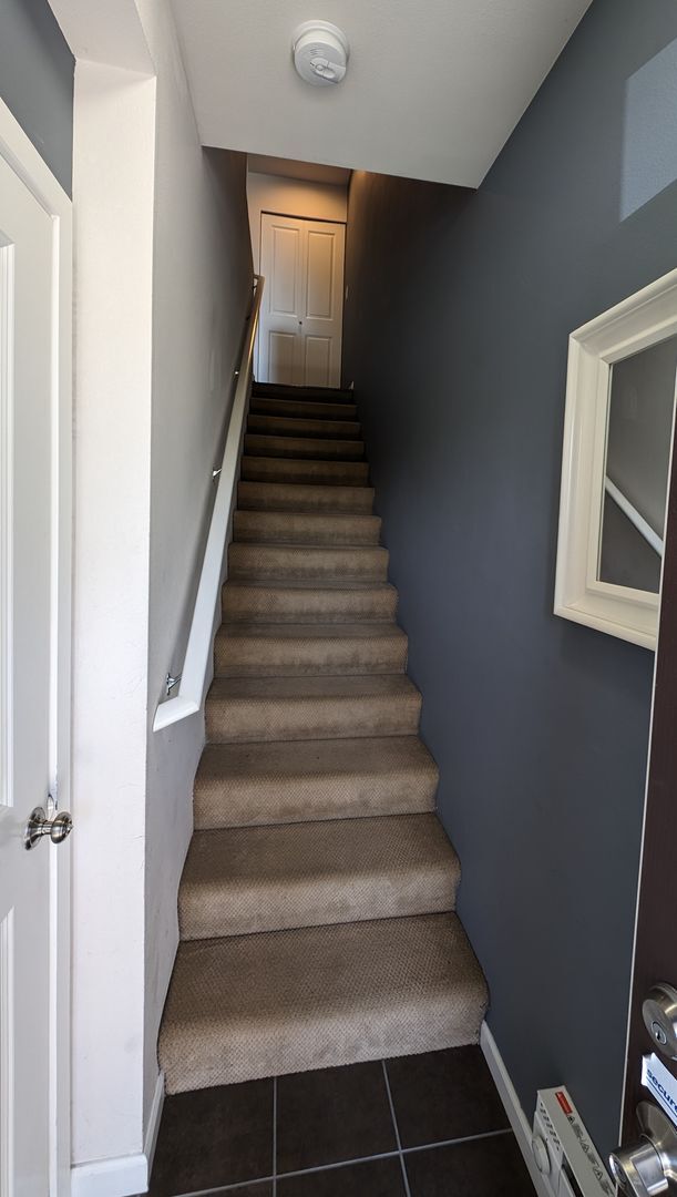 Building Photo - North Lynnwood Spacious Townhome with 2 car garage