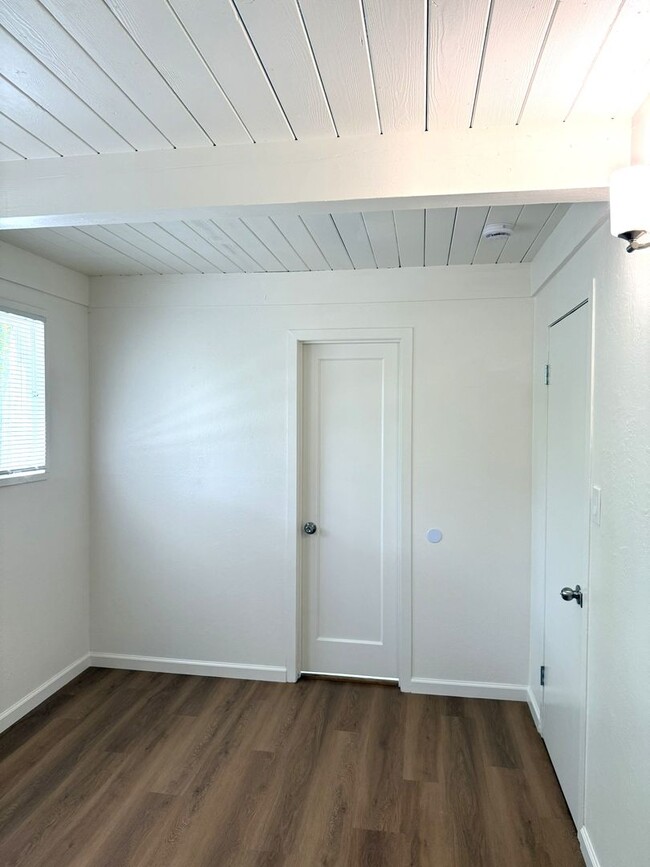 Building Photo - Updated ground-floor 1-bed 1-bath garden apartment in a gated property near N Berkeley BART