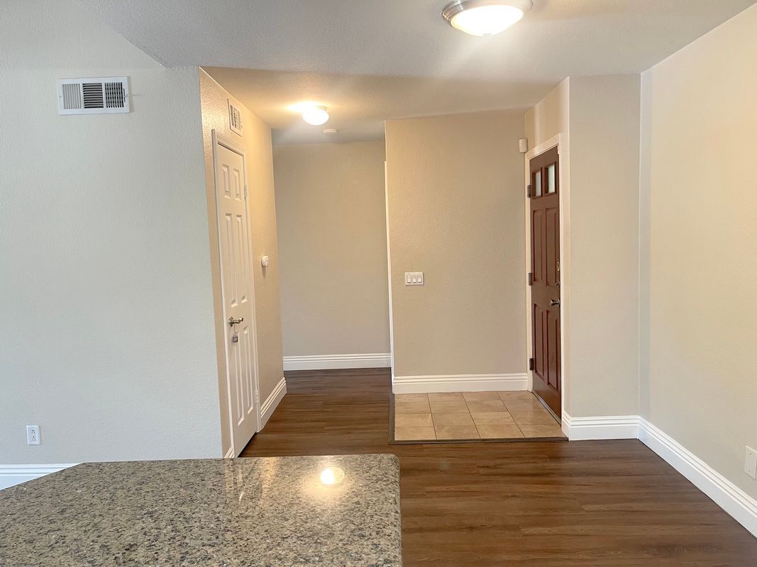 Building Photo - 2400 Del Mar Way