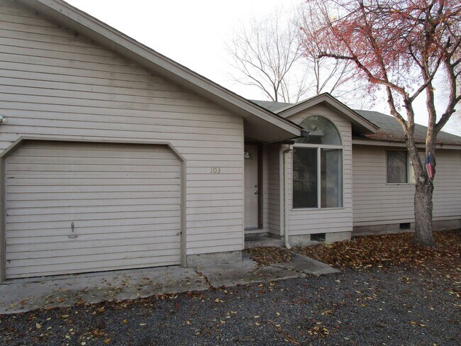 Primary Photo - 2 Bedroom Duplex Near Library - Water/Sewe...