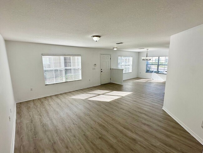 Building Photo - Beautiful and updated 3 bedroom 2.5 bathro...