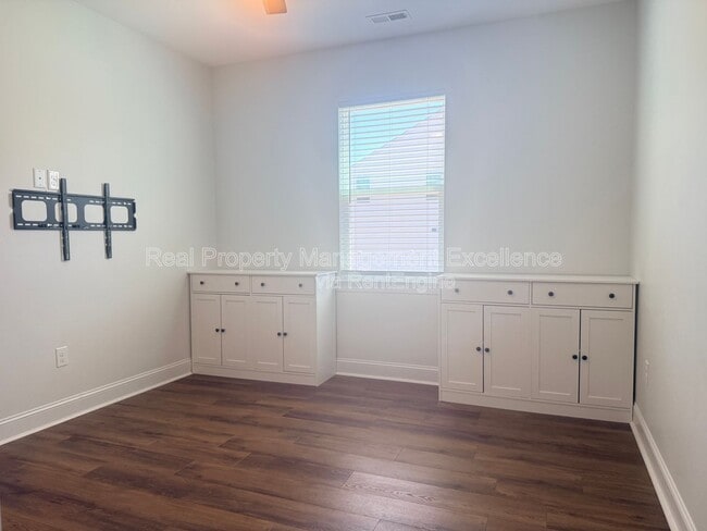 Building Photo - 16 Clear Creek Cir
