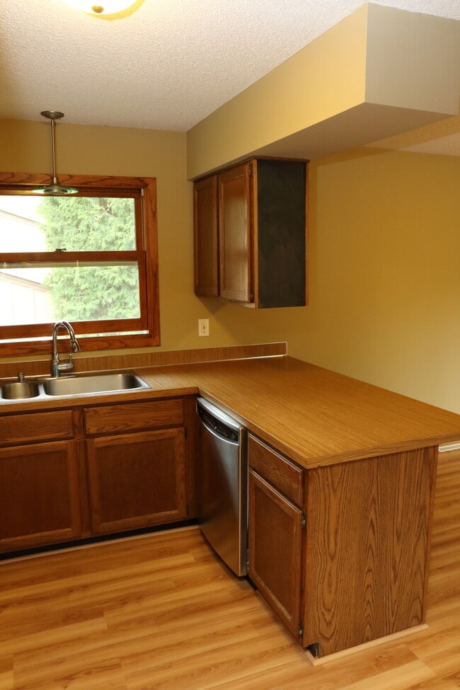 Kitchen - 7096 Stratford Rd