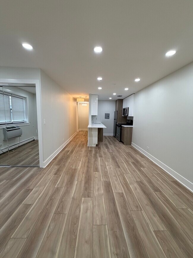 Building Photo - 452 W Aldine Ave