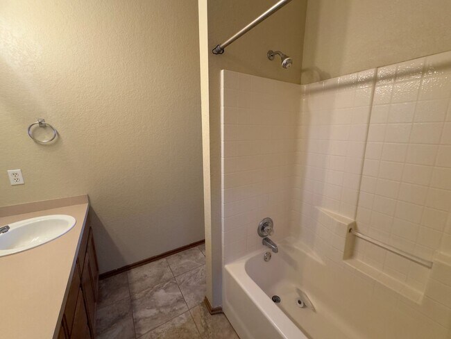 Building Photo - Charming Home in Stonepoint!