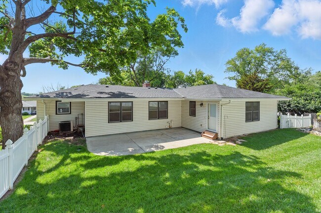 Building Photo - Spacious 4-Bedroom Home for Rent in Desira...