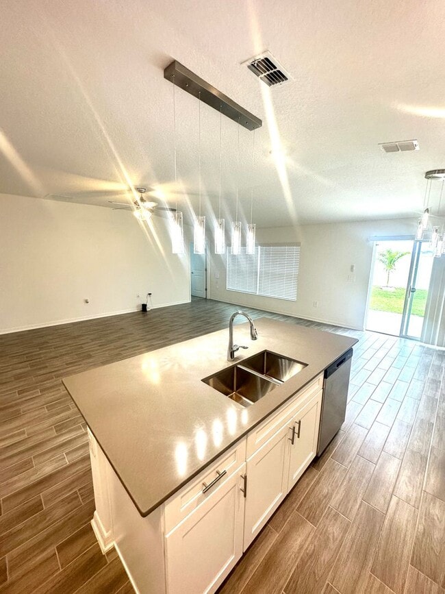 Building Photo - Brand New 4 bed inCypress Park - Haines City