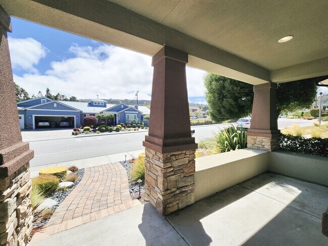 Building Photo - Spacious 5 bedroom house