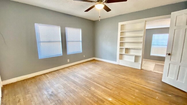 Building Photo - Handyman Special $0 First Month's Rent / “You fix, you SAVE BIG!!” Contact Mayshell for details: ...