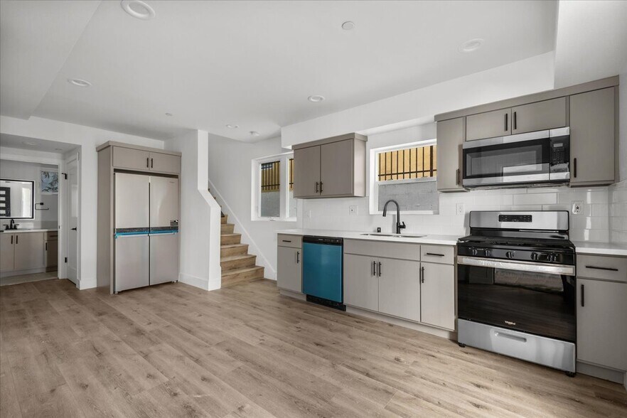 Building Photo - 860 N Hudson Ave