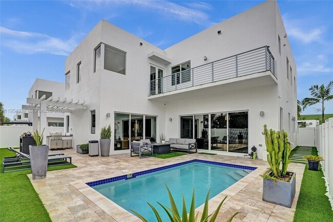 Building Photo - 9995 NW 75th St