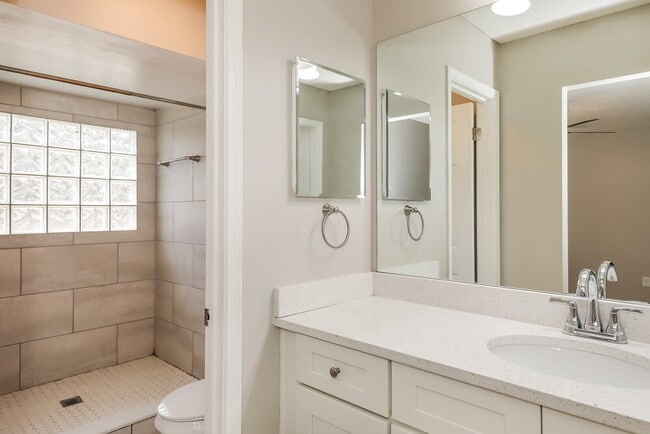 Building Photo - 548 Edward Rutledge St