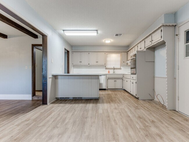 Building Photo - 3 Bed 2 Bath 2 Car Garage in Shawnee!