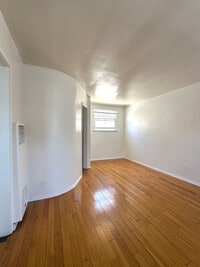 Building Photo - 1737 N Sycamore Ave