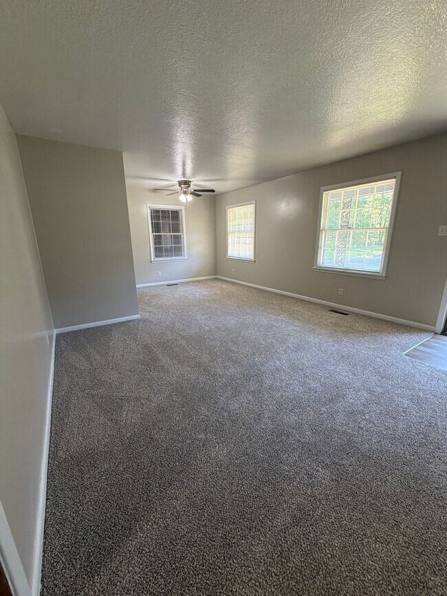 Building Photo - Newly Updated! Available Now! A Perfect Family home-  in HUMBOLDT TN!