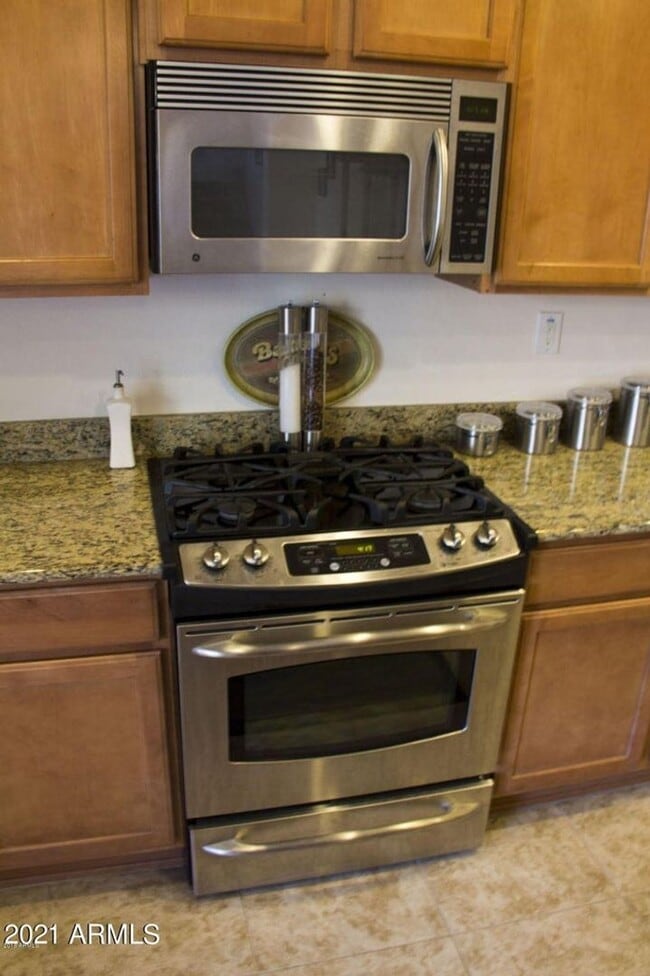 Building Photo - Charming 3 bedroom plus den and 2.5 bath home with full SOLAR !!