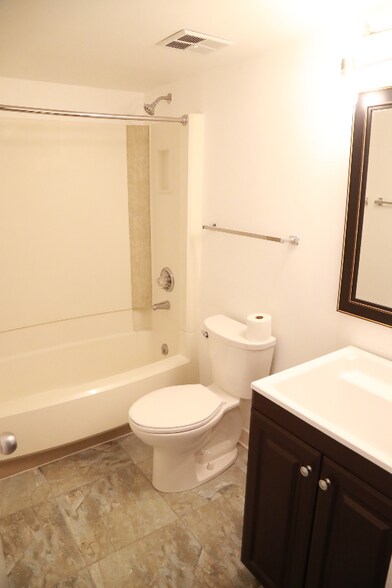 Building Photo - 50 Club House Dr