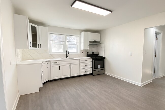 Building Photo - 306 Clifton Ave