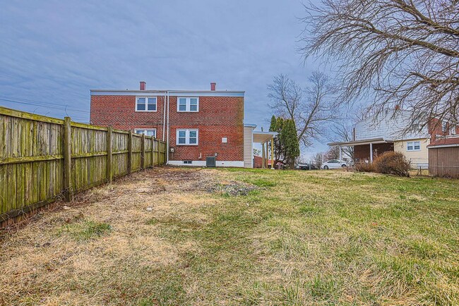 Building Photo - Beautiful 3 Bedroom 1.5 bath Move-In Ready!