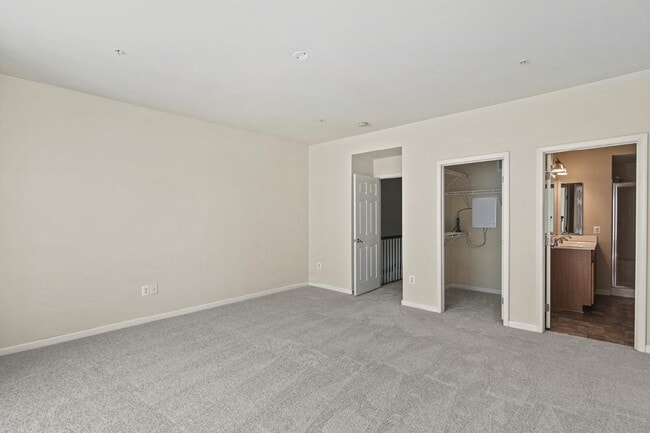 Building Photo - Exquisite brick-front duplex condo, ideall...