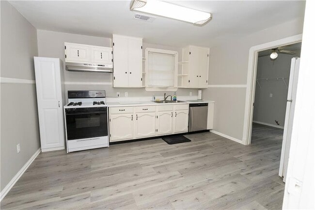 Building Photo - 558 Sunset Dr