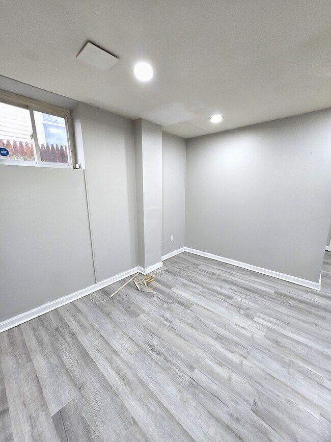 Building Photo - 457 Admiral St