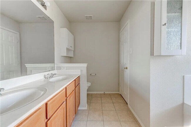 Building Photo - BEAUTIFUL AND SPACIOUS HOME