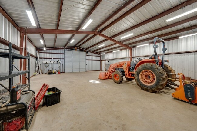 Building Photo - Spacious 3 Bed, 2 Bath Home with Acreage, ...
