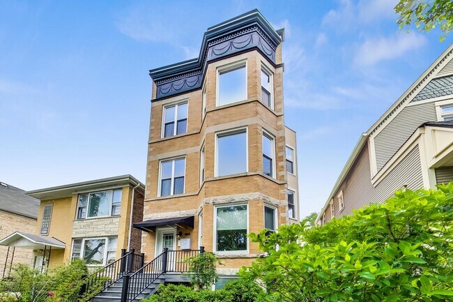 Primary Photo - 2733 N Mozart St