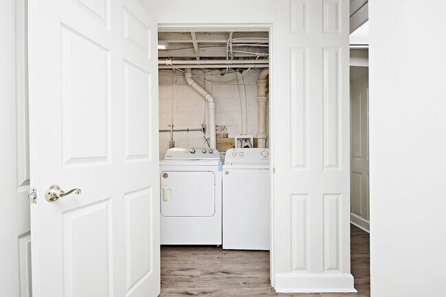 Building Photo - Student-Friendly Home in Desirable Univers...