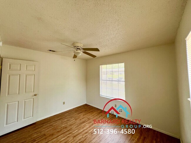 Building Photo - 2 bed/1 bath duplex with fenced yard avail...