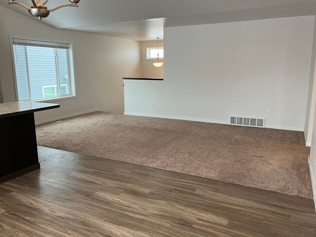 Building Photo - 4 Bed 3 Bath