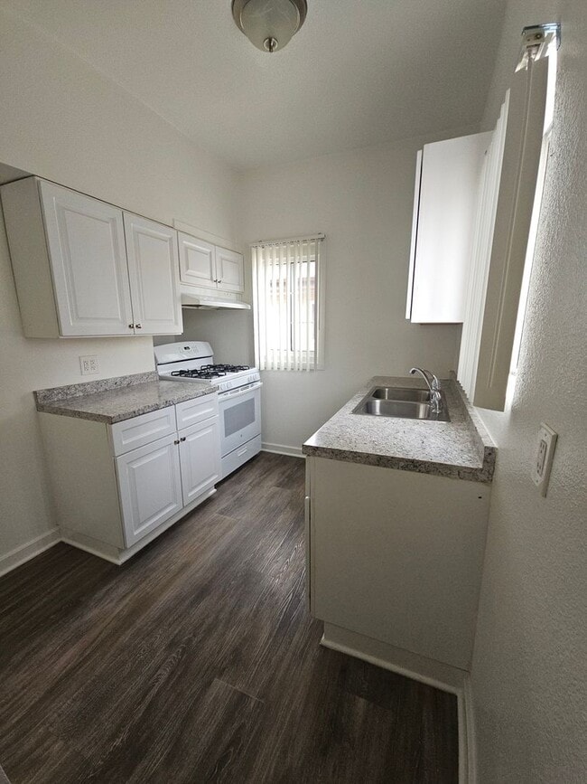 Building Photo - Remodeled 2 Bedroom Unit !