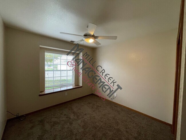 Building Photo - Home in Tulare