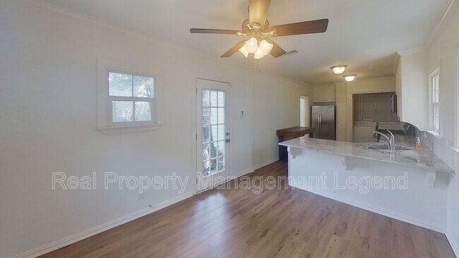 Building Photo - 5739 Kenwood Ave