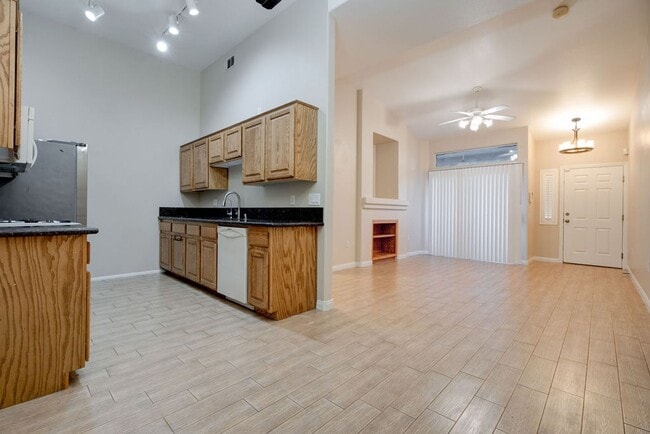 Building Photo - 2305 W Horizon Ridge Pkwy