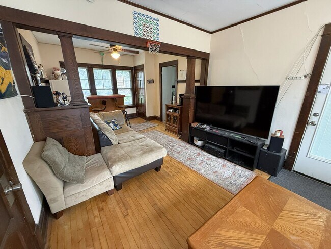 Building Photo - 1325 St James Ct