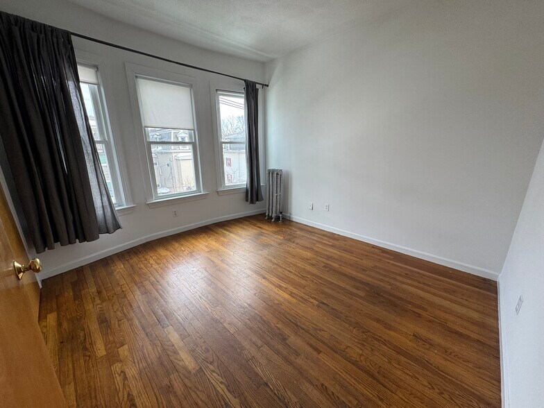 Building Photo - 146 Oxford St