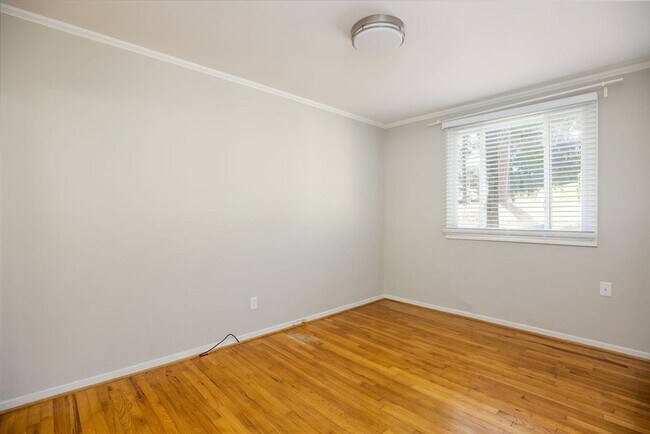 Building Photo - Charming 2BR Condo in Greensboro