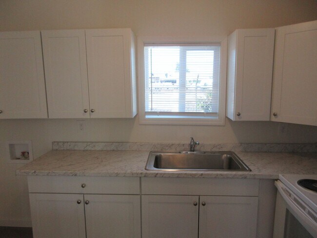 Building Photo - Two Bedroom Duplex with Garage