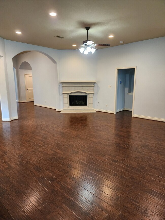 Building Photo - 2019 Sunset Springs Dr