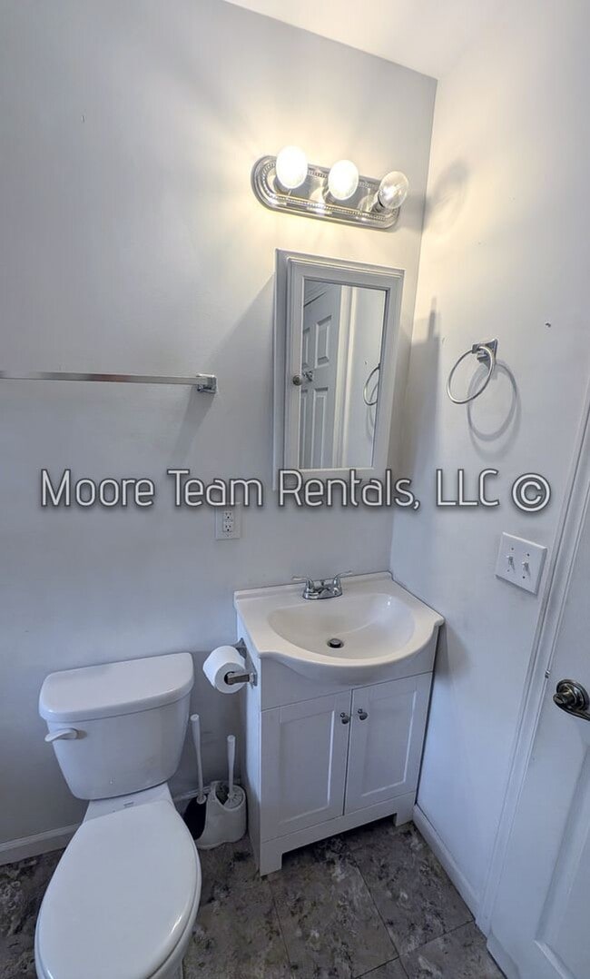 Building Photo - Cozy 2 Bed House with Deck & Yard