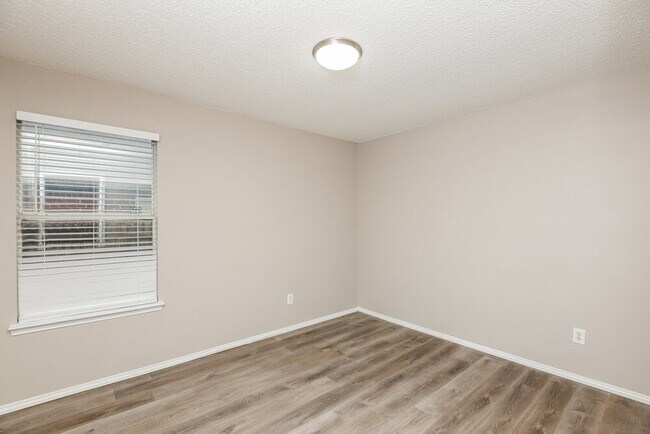 Building Photo - 5133 Eastcreek Dr