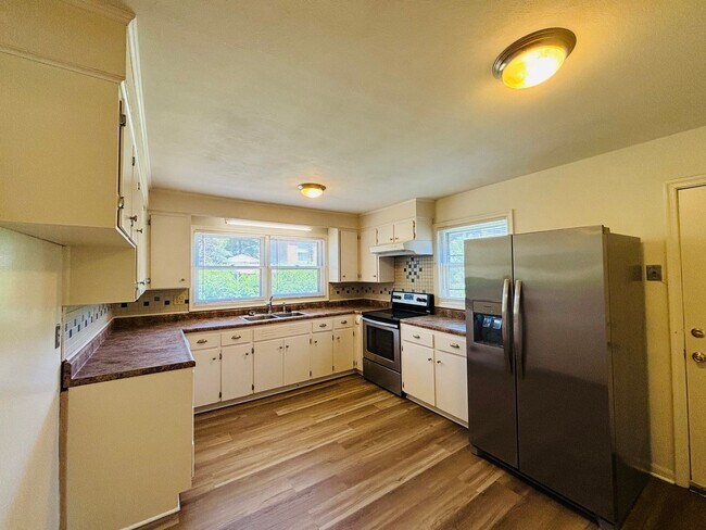 Building Photo - 616 Broce Dr