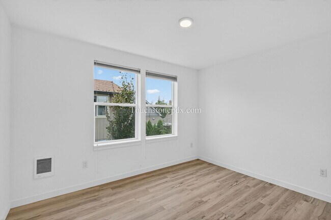 Building Photo - 5635 NE Glisan St