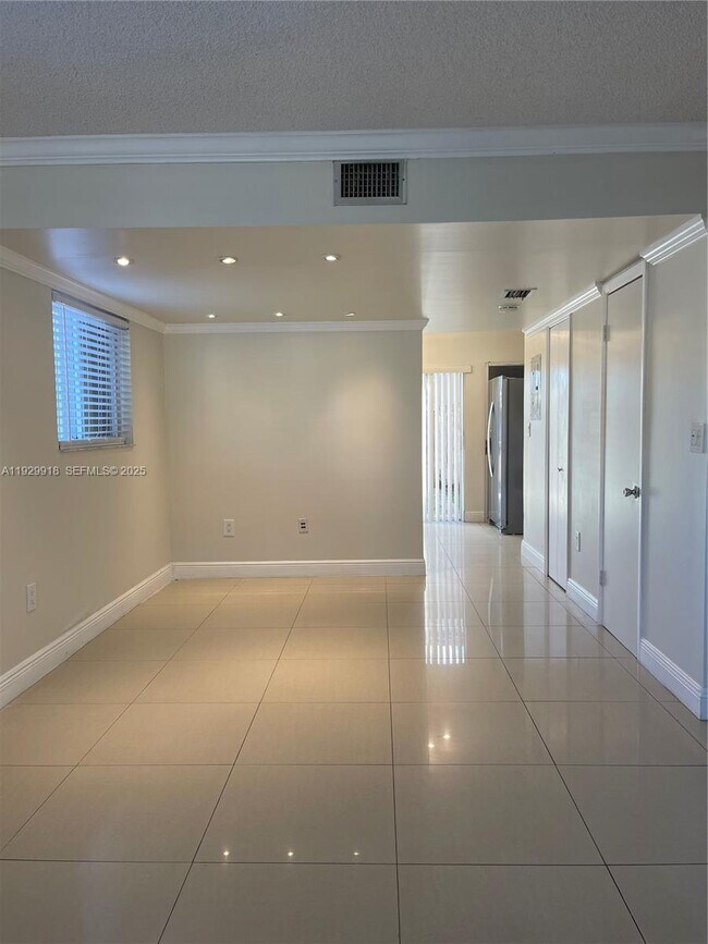 Building Photo - 562 NW 82nd Pl