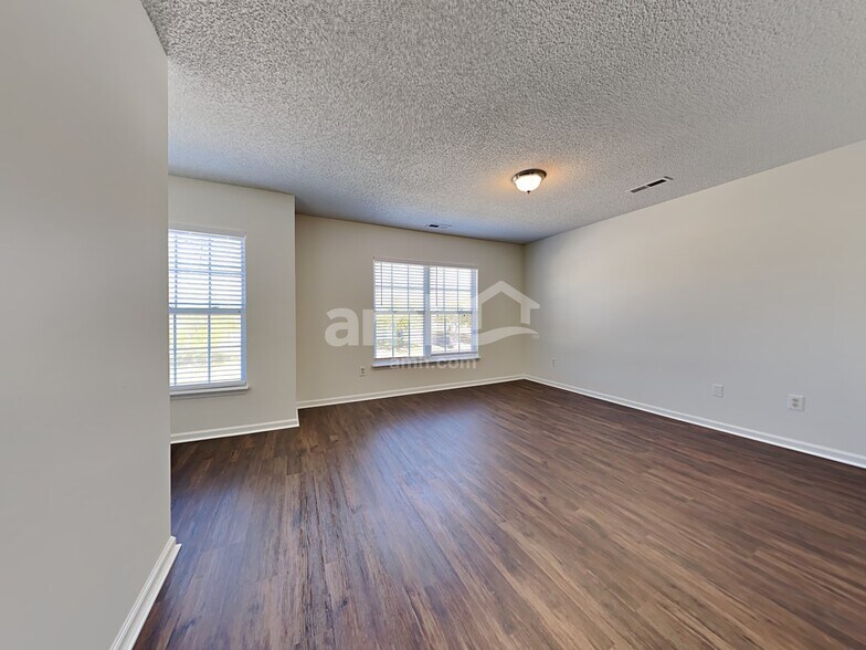 Building Photo - 5069 Thornton Dr