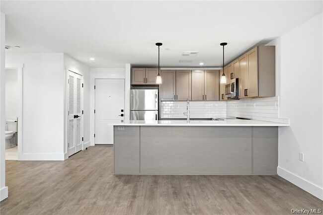 Building Photo - 180 Deer Park Ave