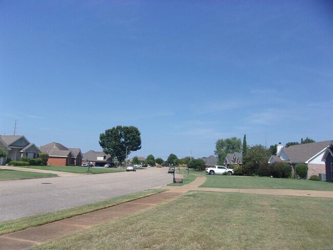 Building Photo - 826 Bluegrass Dr