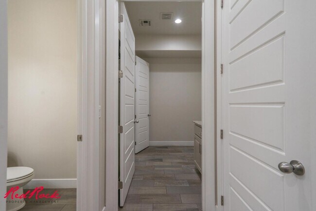 Building Photo - Pet Friendly 4 Bedroom Home! Internet Incl...